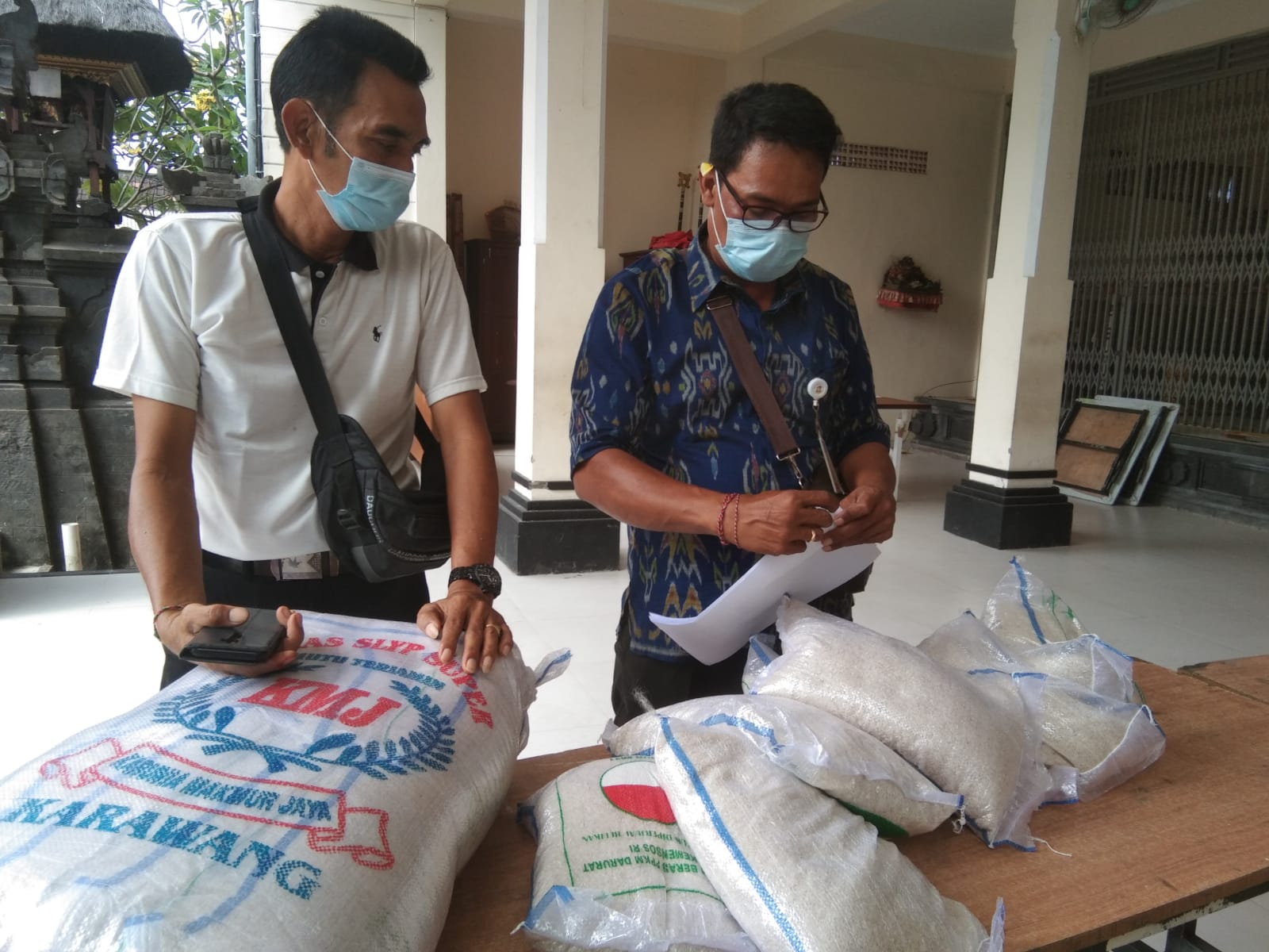 Bantuan Beras PPKM Darurat Kelurahan Sesetan