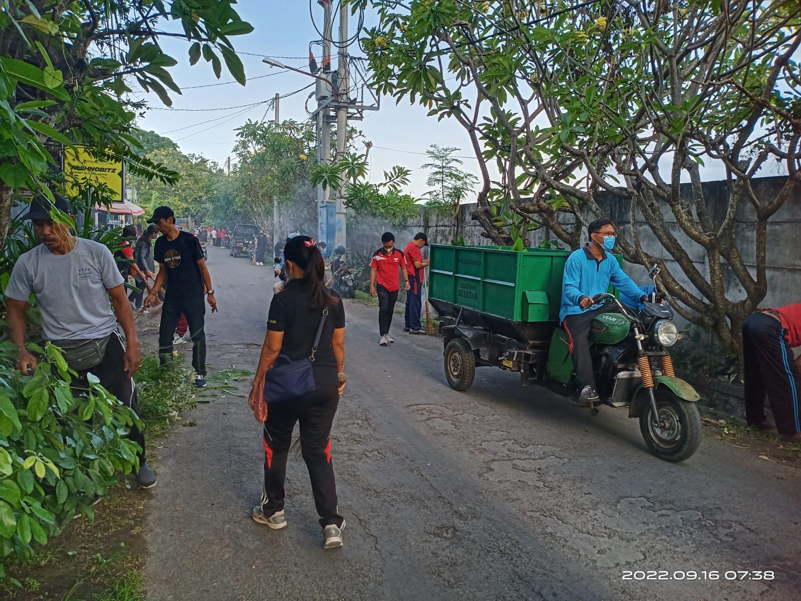 Jumpa Berlian : Gotong Royong Membersihan Jalan Setra Dalem