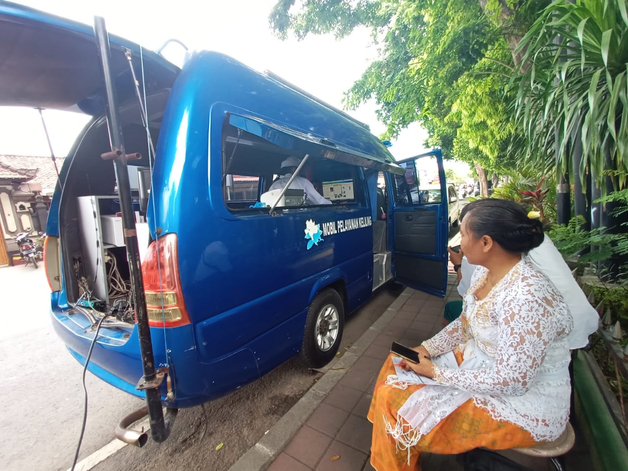 JEMPUT BOLA PEREKAMAN E - KTP DI KANTOR LURAH SESETAN