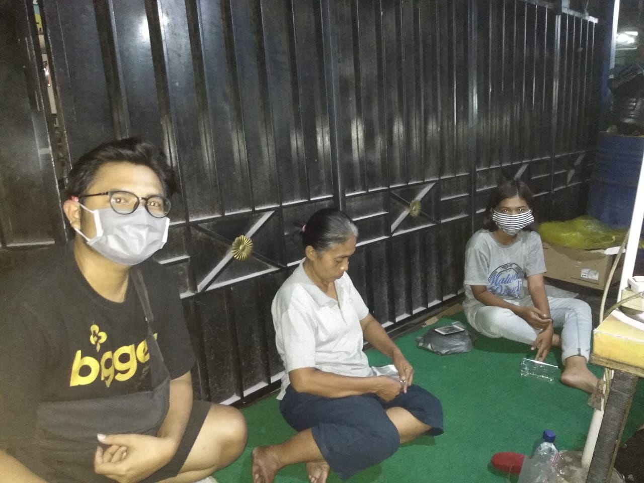PEMBAGIAN MASKER GRATIS OLEH KARANG TARUNA PURNA MANGGALA
