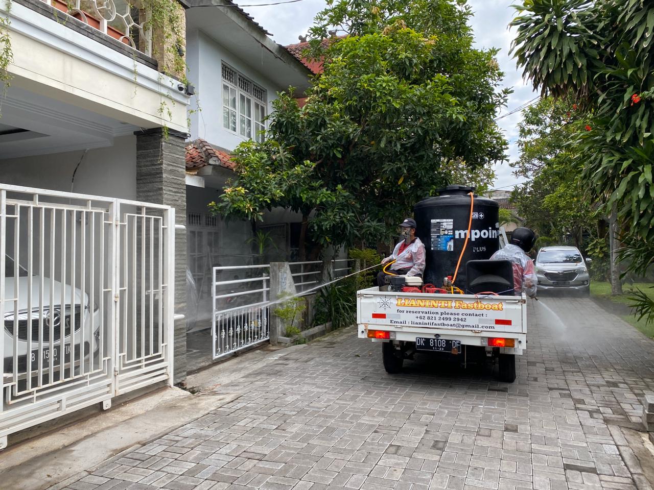 DESINFEKTAN DI PERUMAHAN TEGAL WANGI KELURAHAN SESETAN