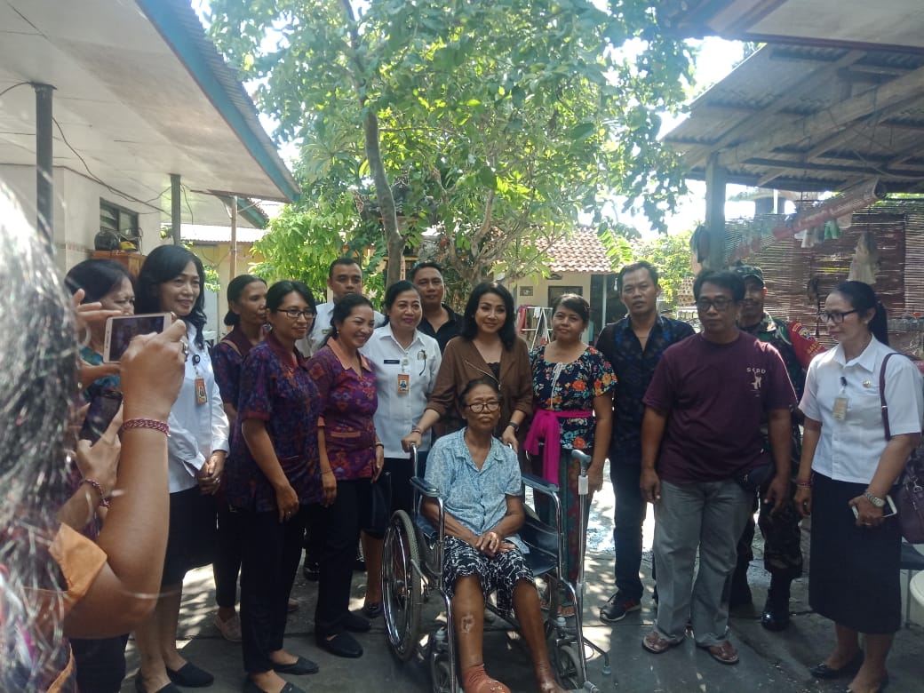 PEMBERIAN BANTUAN KURSI RODA DAN TONGKAT 