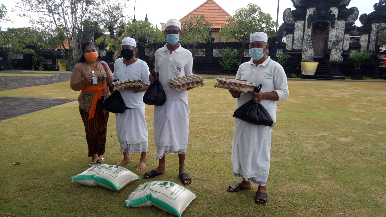 Puluhan Pemangku di Wilayah Kelurahan Sesetan Terima Sembako