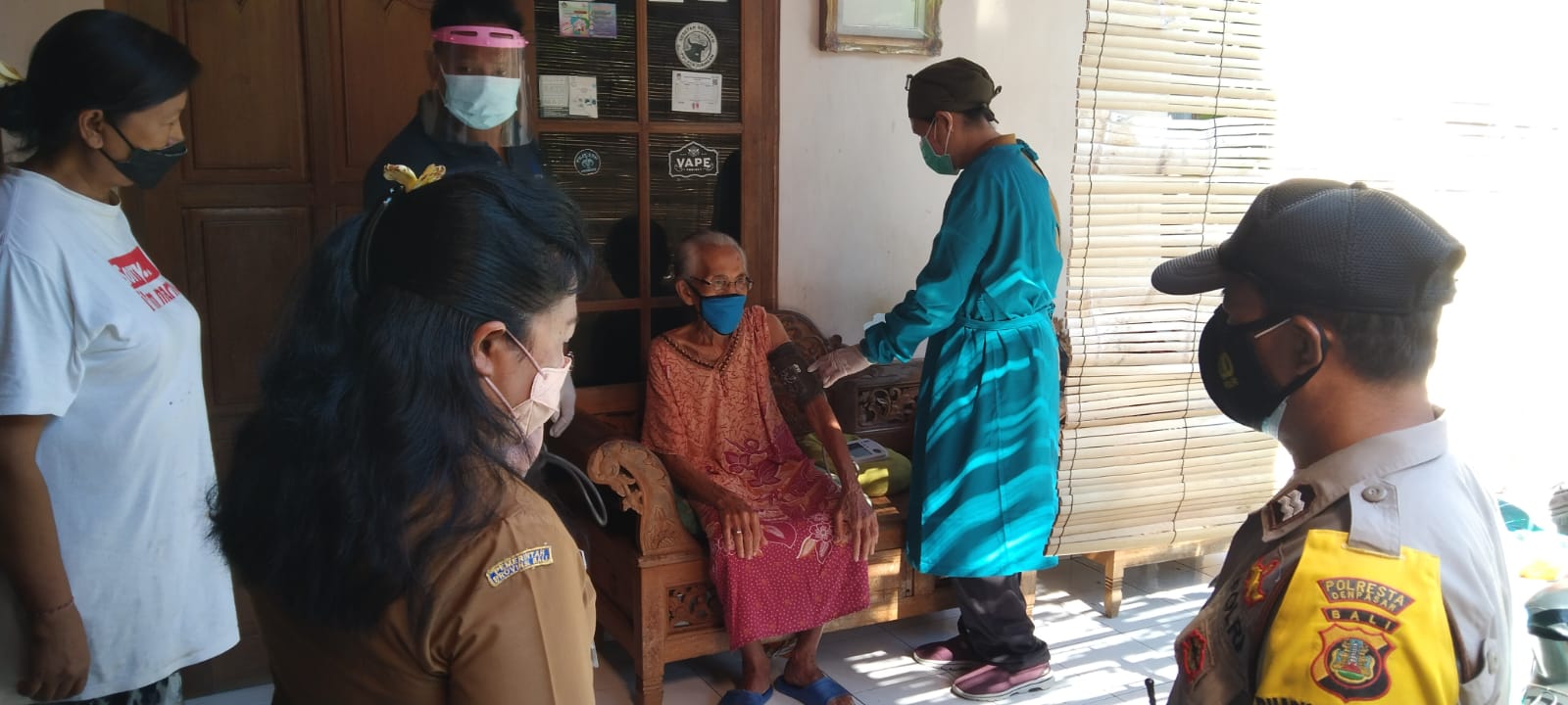 Home Visit Vaksinasi Bagi Lansia di Banjar