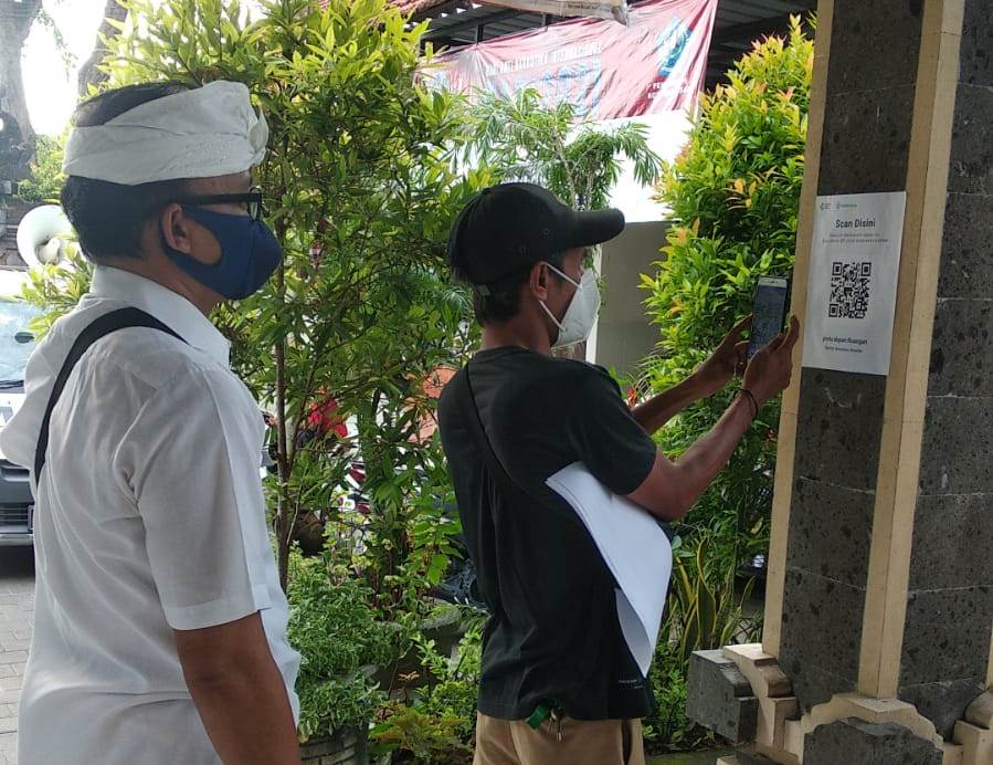 Kelurahan Sesetan Terapkan Skrining Pengunjung dan Pegawai Melalui Peduli Lindungi