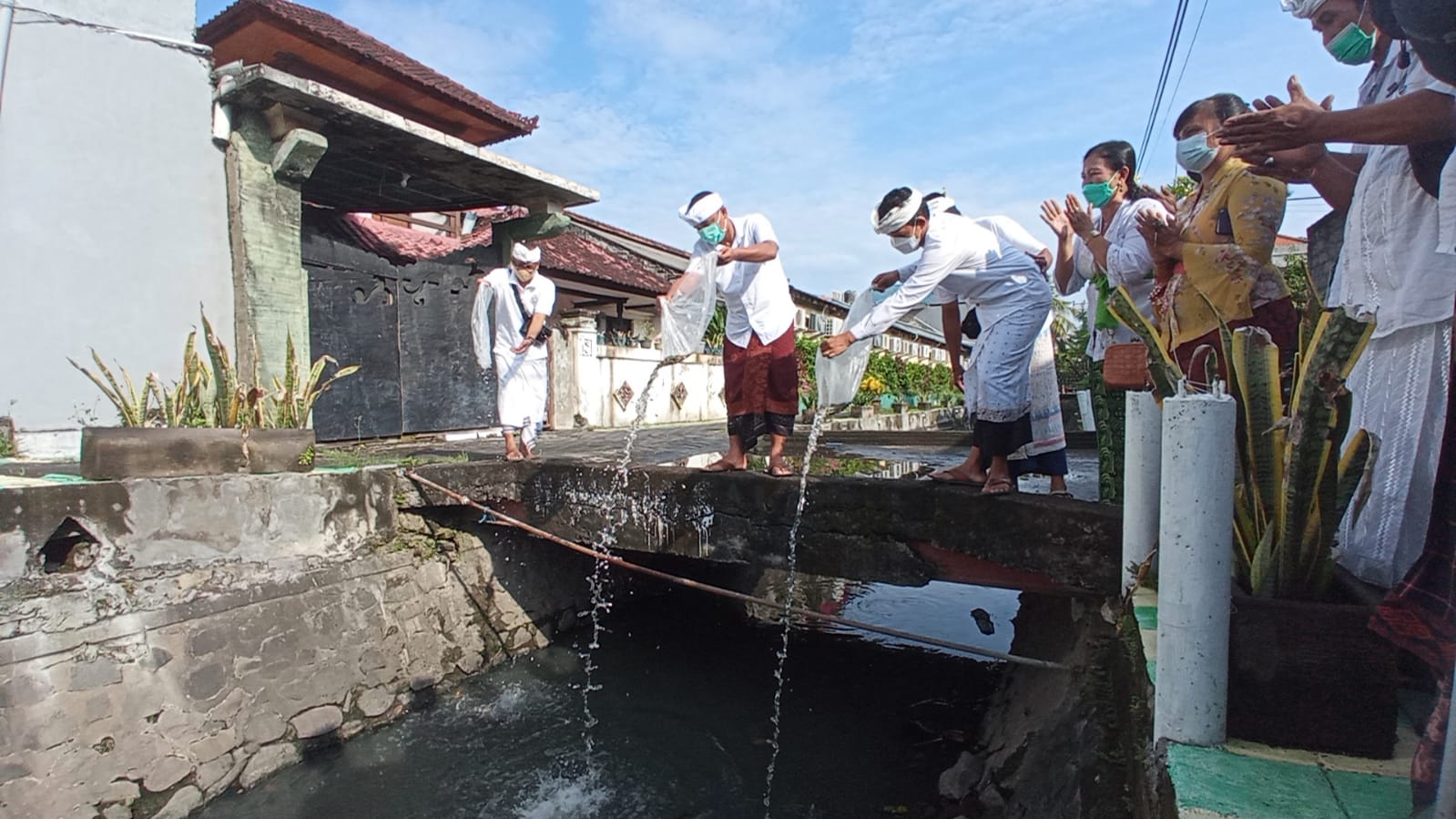 Sesetan Rayakan Rahina Tumpek Uye, Sembahyang Bersama dan Lepas Seribu Bibit Ikan Nila