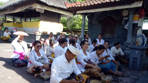 TIRTAYATRA PKK KELURAHAN SESETAN (PURA GEGER, PURA GUNUNG PAYUNG, PURA ULUWATU)